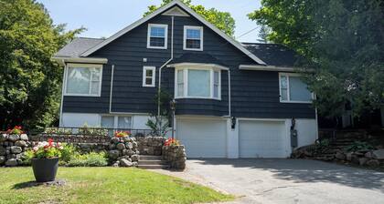 Walk to Village View Lake Placid Hot Tub, Fire Pit, Volleyball, kids playground