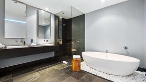 Douche, sèche-cheveux, serviettes fournies, shampoing