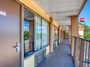 Hallway - OYO Hotel Decatur I-20 East & Wesley Club Dr (Decatur)
