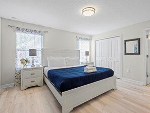 4 bedrooms, iron/ironing board, internet, bed sheets