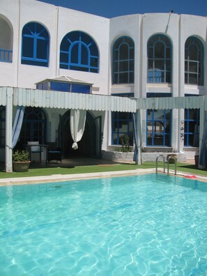 Outdoor pool, pool umbrellas, pool loungers - Dar Salem (Mezraia)