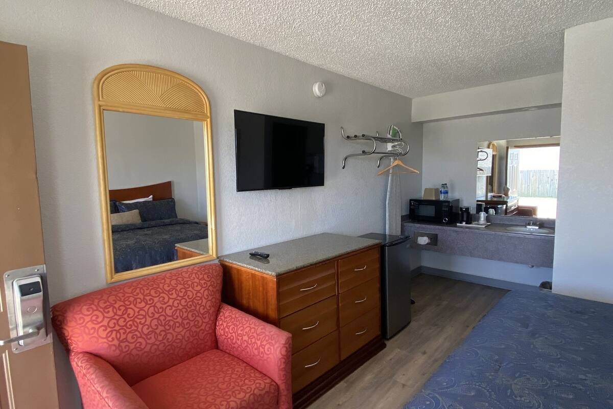 single room, 1 king bed, non smoking | desk, blackout curtains, iron/ironing board, free wifi