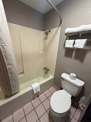 Chambre Simple, 1 très grand lit, non-fumeur | Salle de bain