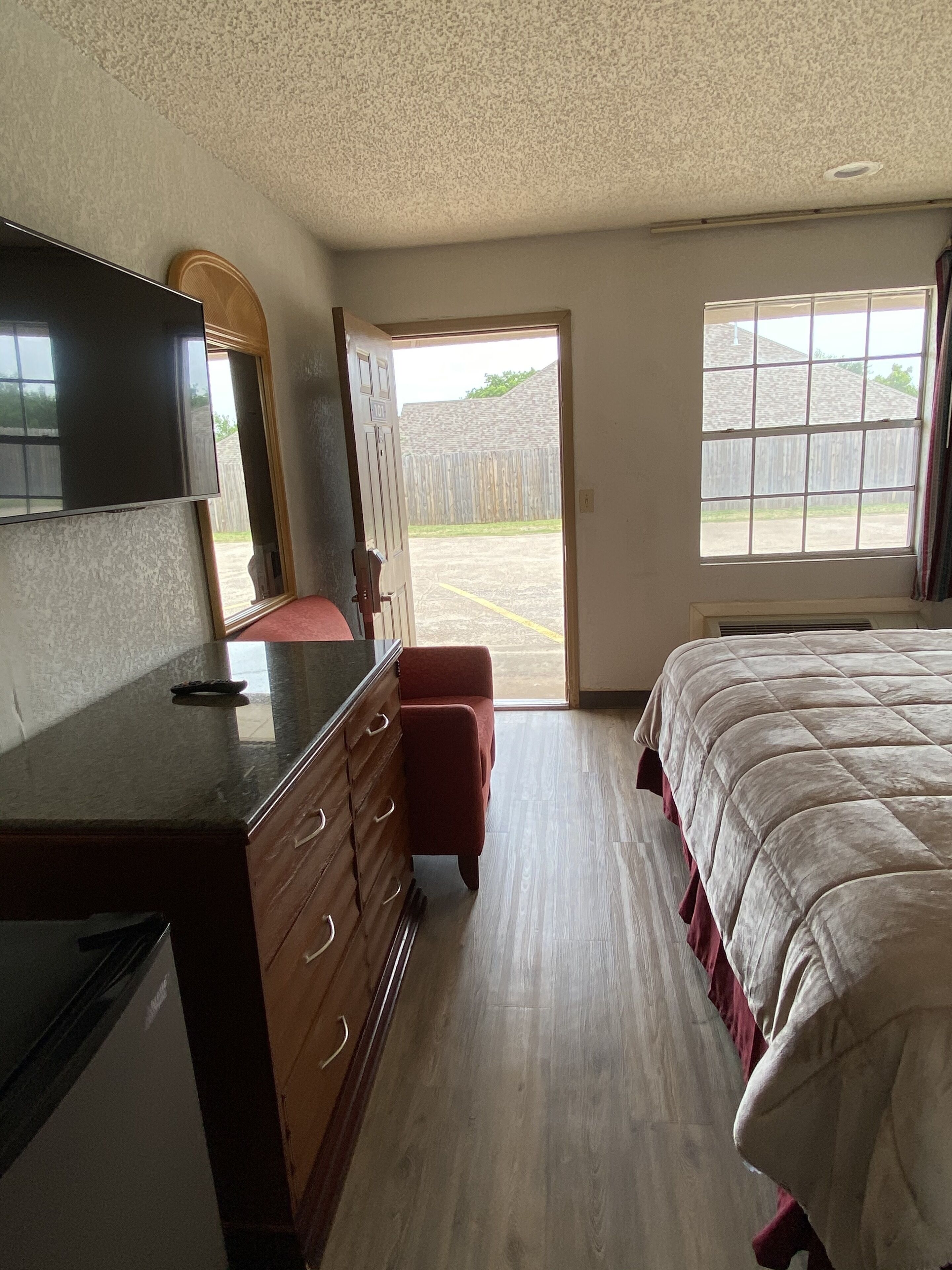 single room, 1 king bed, non smoking | desk, blackout curtains, iron/ironing board, free wifi