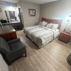 Eenpersoonskamer, 1 kingsize bed, niet-roken | Een bureau, verduisterende gordijnen, een strijkplank/strijkijzer