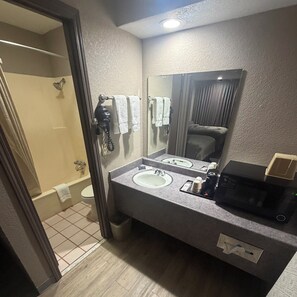 双人房, 2 张双人床, 无烟房 | 办公桌、遮光窗帘、熨斗/熨衣板、免费 WiFi