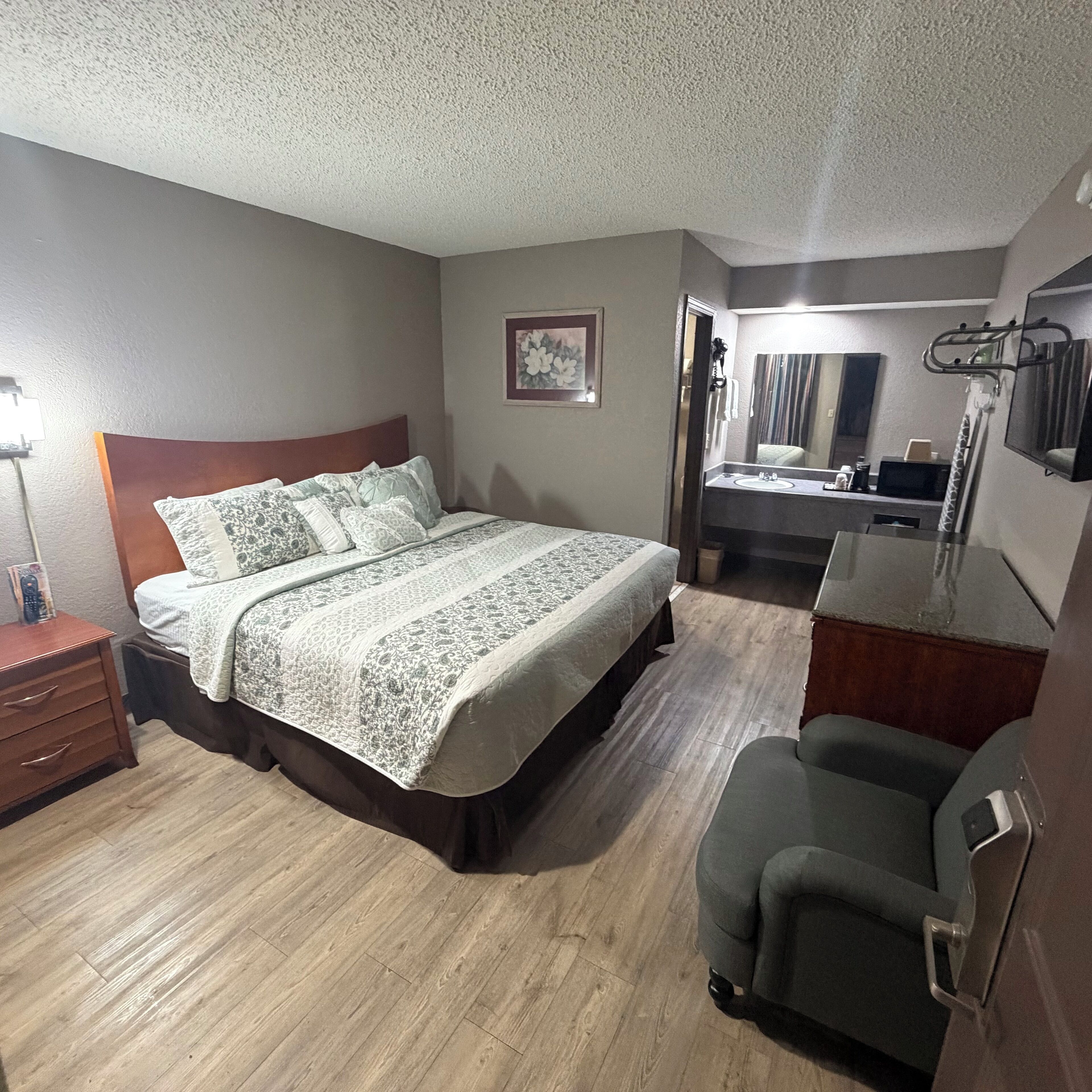 Camera singola, 1 letto king, non fumatori | Una scrivania, tende oscuranti, ferro/asse da stiro, Wi-Fi gratuito