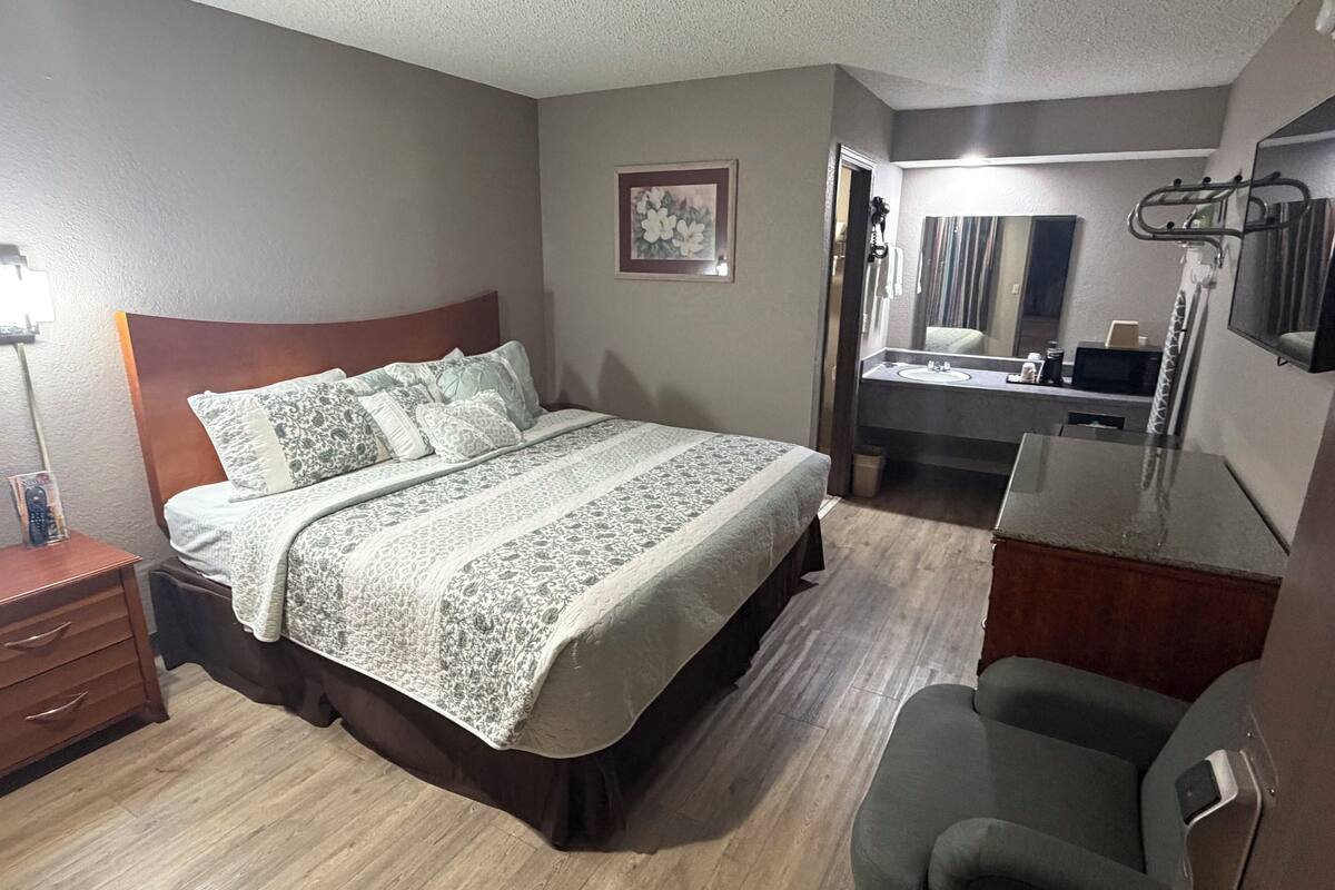 Single Room, 1 King Bed, Non Smoking | Desk, blackout curtains, iron/ironing board, free WiFi