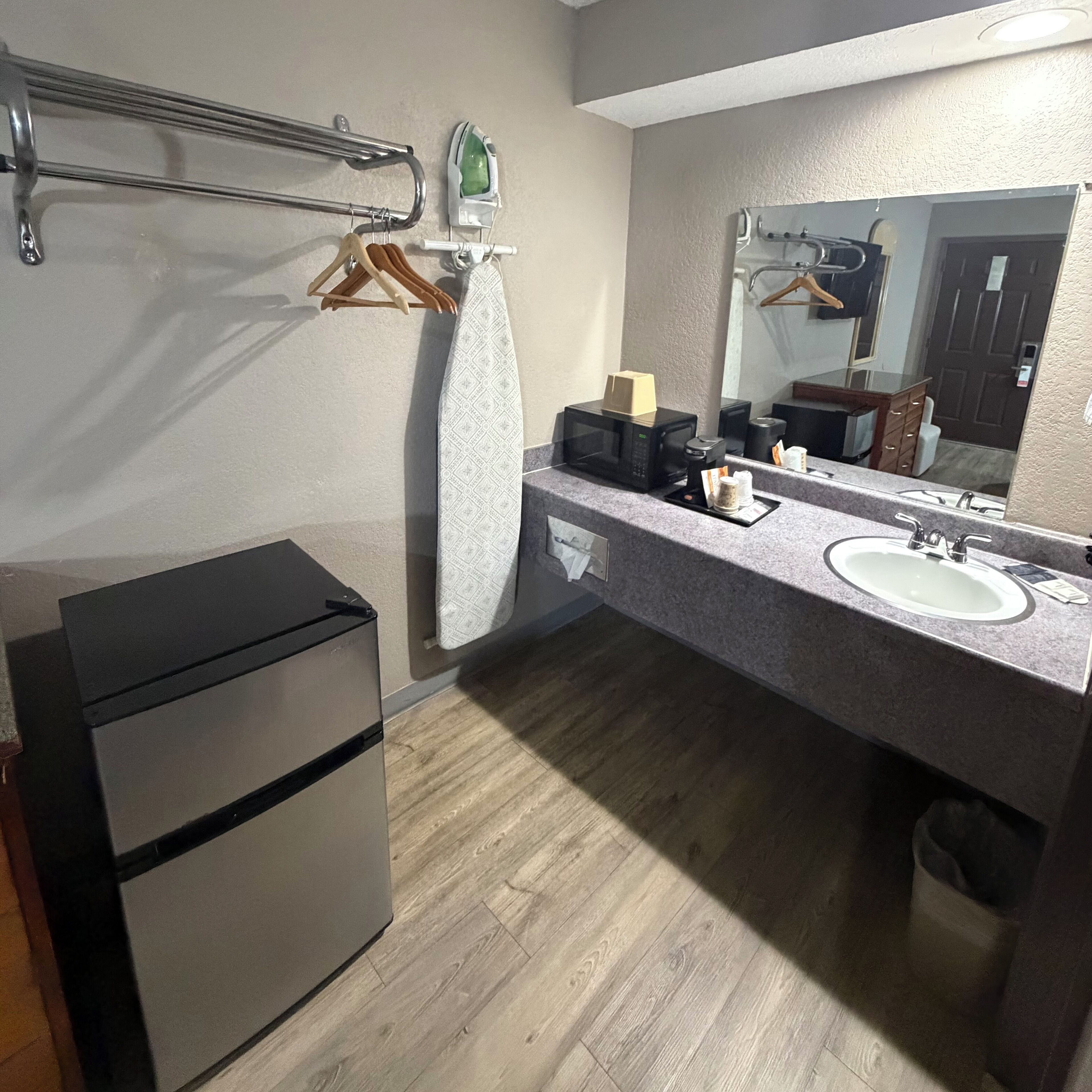 Single Room, 1 King Bed, Non Smoking | Desk, blackout drapes, iron/ironing board, free WiFi