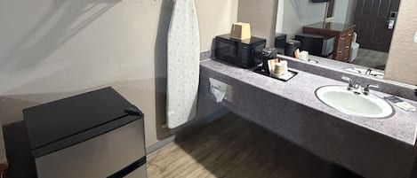 Chambre Simple, 1 trĂšs grand lit, non-fumeurs | Bureau, rideaux occultants, fer et planche Ă repasser, Wi-Fi gratuit