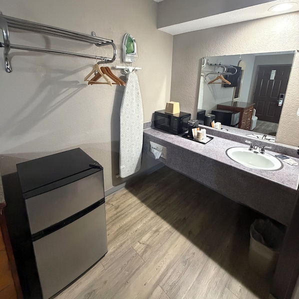 单人房, 1 张特大床, 无烟房 | 办公桌、遮光窗帘、熨斗/熨衣板、免费 WiFi