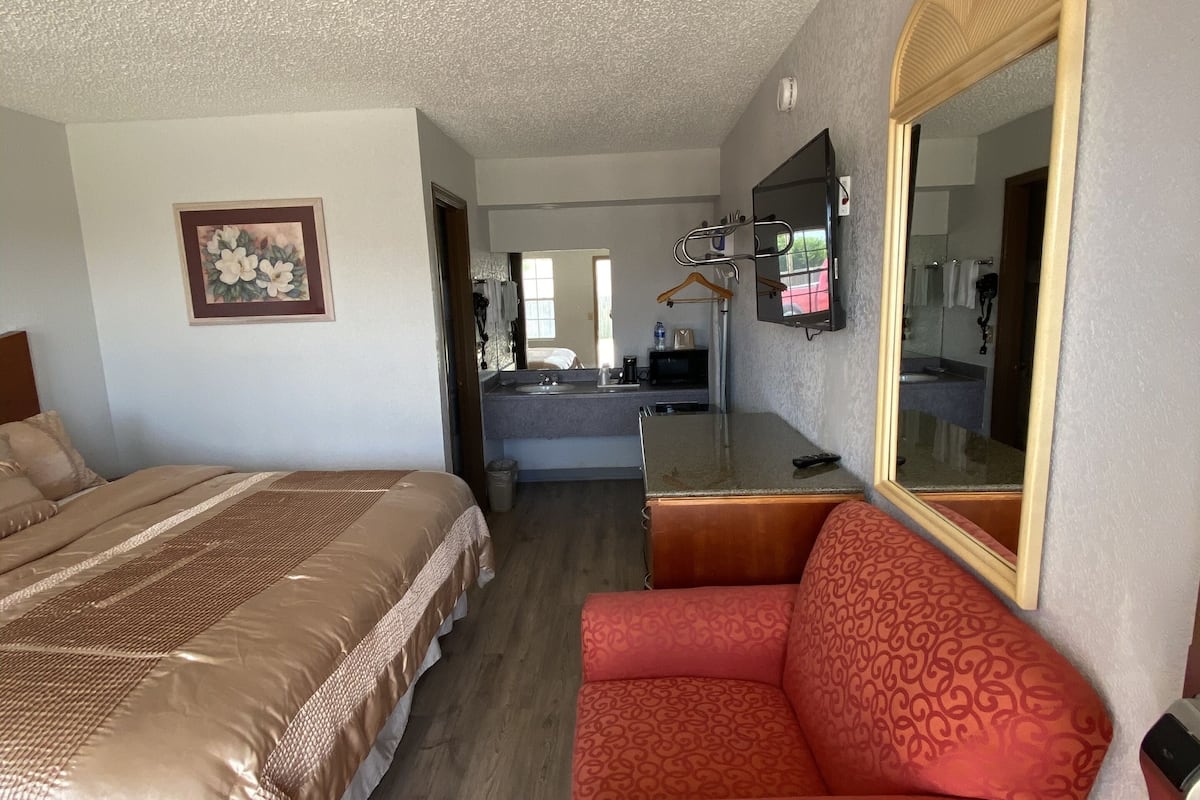 single room, 1 king bed, non smoking | desk, blackout curtains, iron/ironing board, free wifi