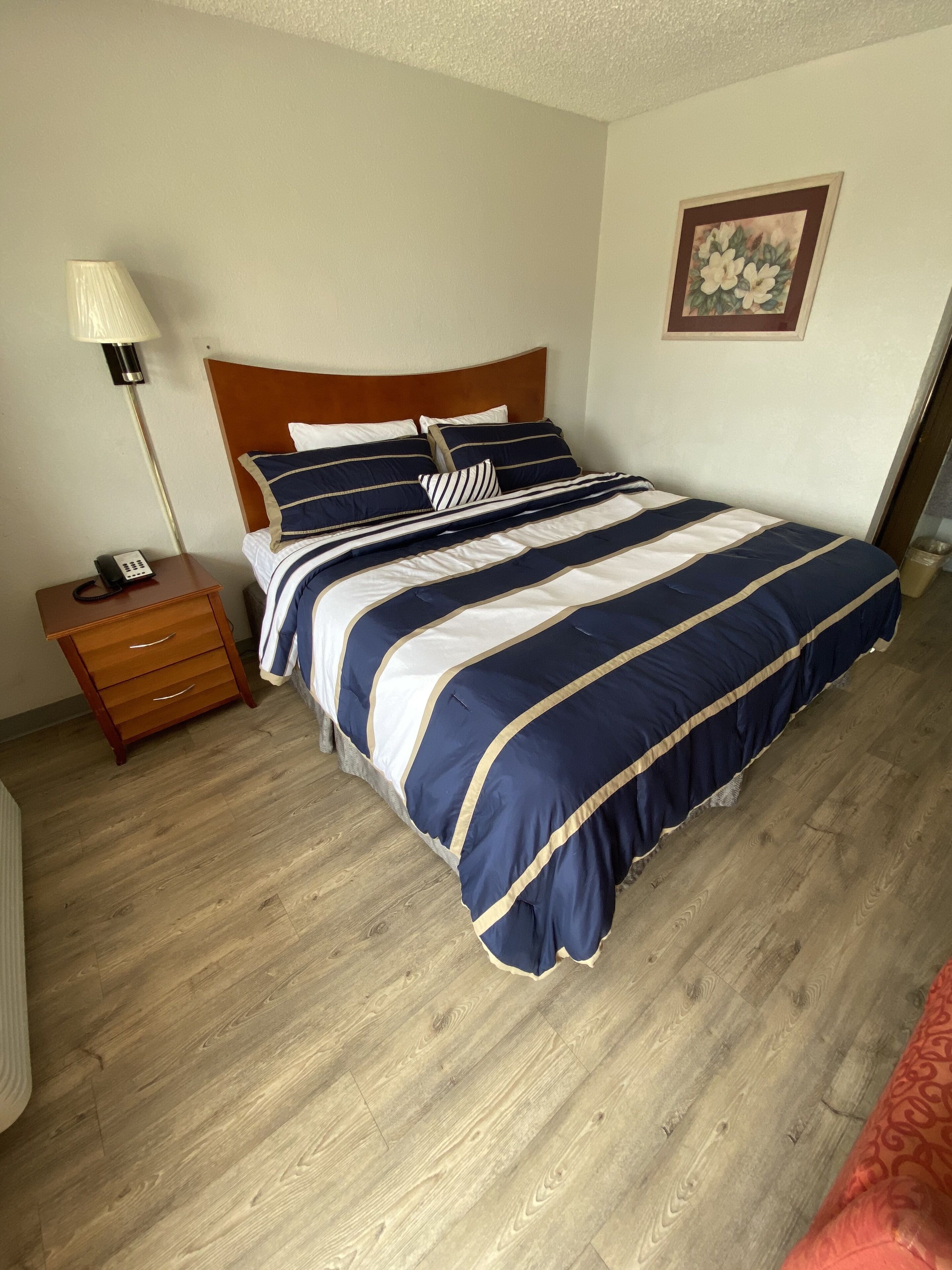 single room, 1 king bed, non smoking | desk, blackout curtains, iron/ironing board, free wifi