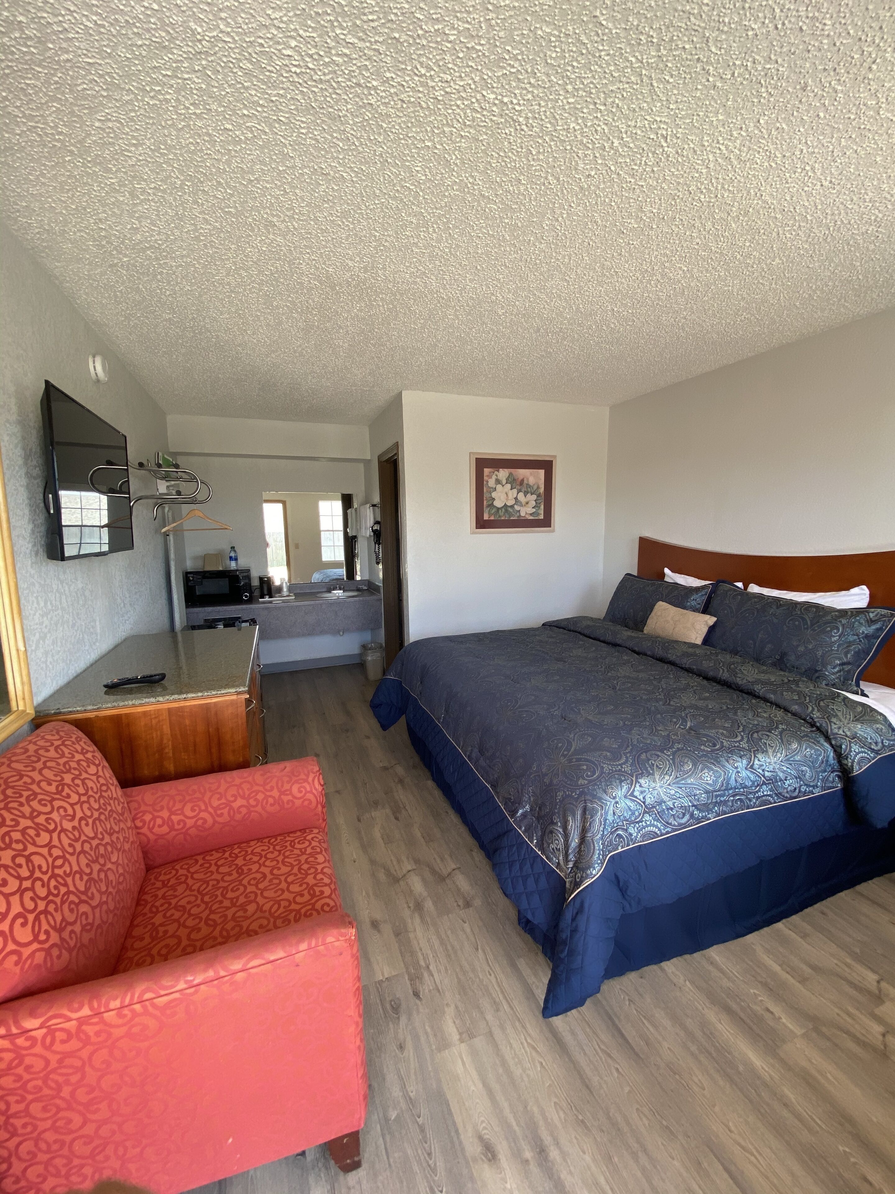 single room, 1 king bed, non smoking | desk, blackout curtains, iron/ironing board, free wifi