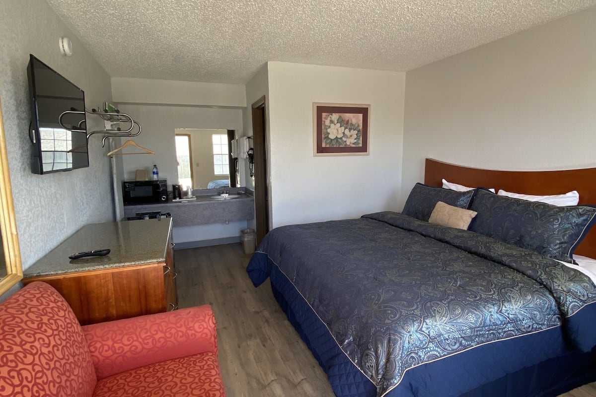 single room, 1 king bed, non smoking | desk, blackout curtains, iron/ironing board, free wifi