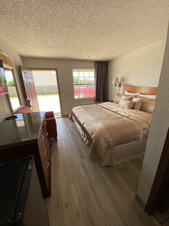 Escritorio, cortinas blackout y tabla de planchar con plancha
