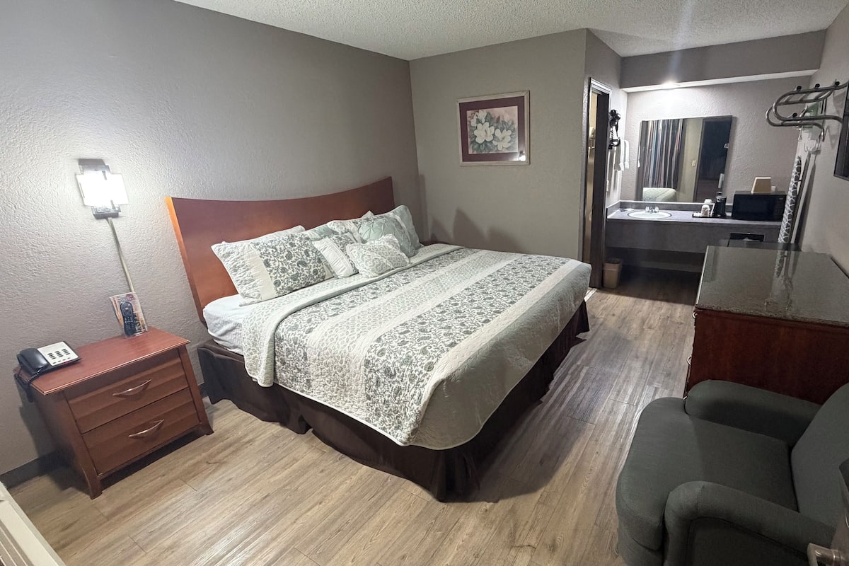 Single Room, 1 King Bed, Non Smoking