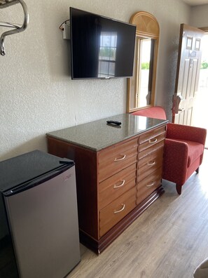 單人房, 1 張特大雙人床, 吸煙房 | 書桌、遮光布/窗簾、熨斗/熨衣板、免費無線上網