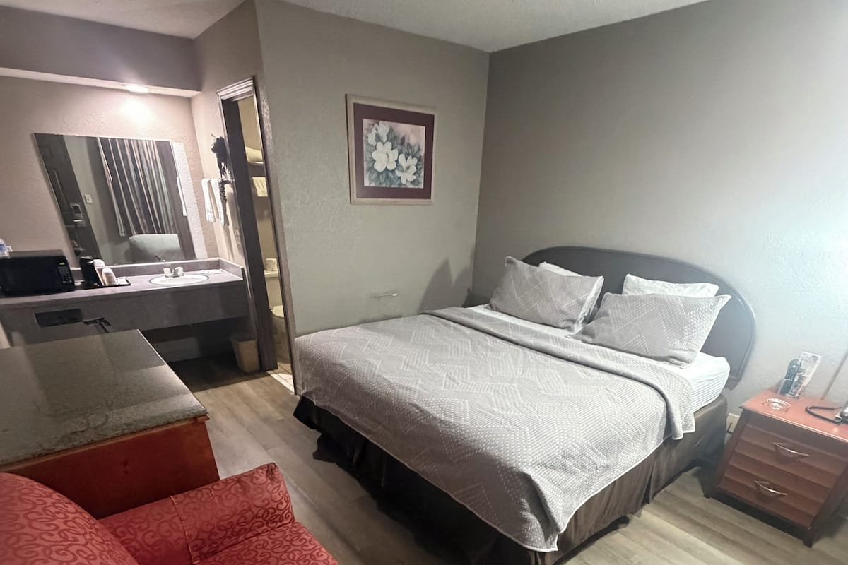 Single Room, 1 King Bed, Smoking | Desk, blackout drapes, iron/ironing board, free WiFi
