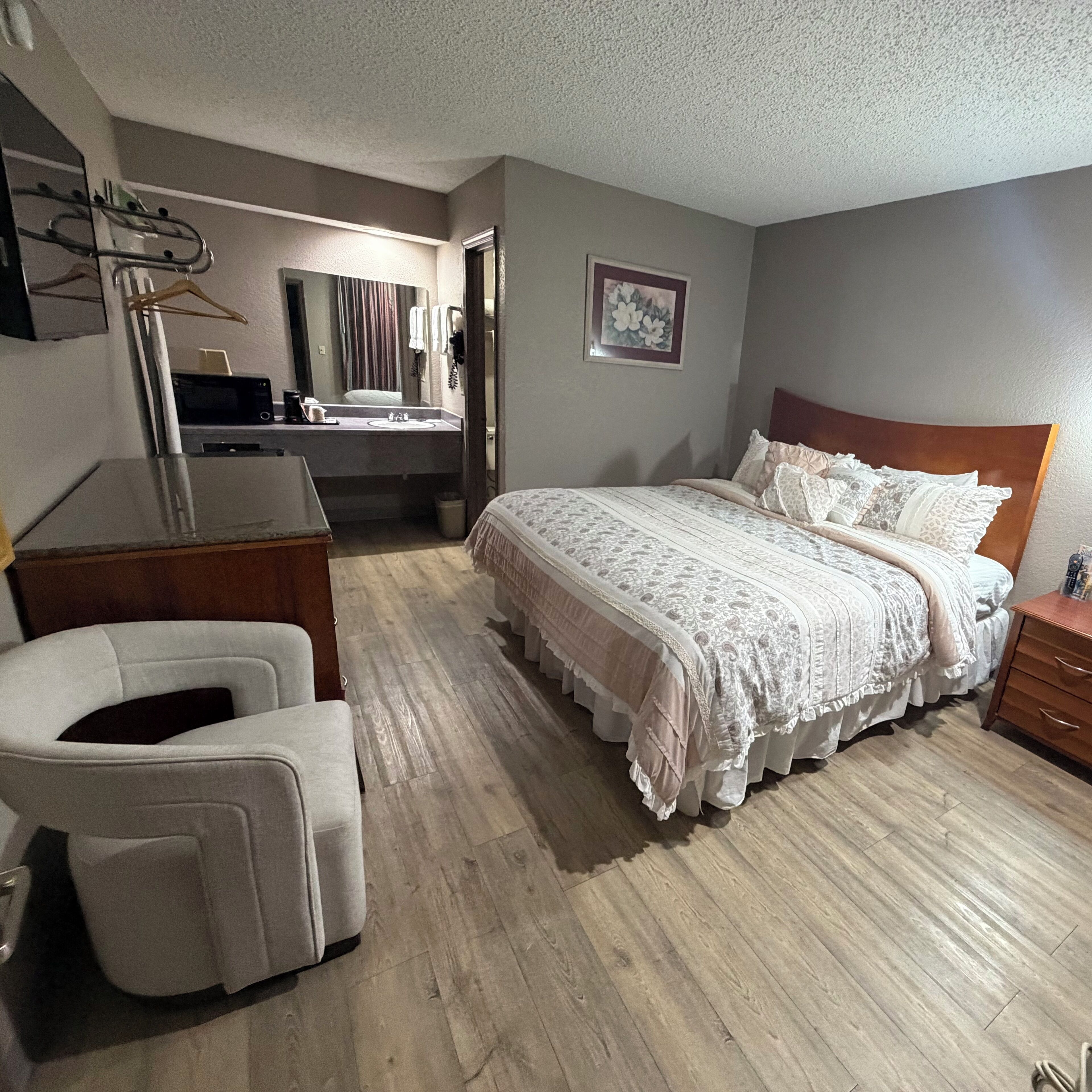 Phòng đơn, 1 giường cỡ king, không hút thuốc | Bàn, màn/rèm cản sáng, bàn ủi/dụng cụ ủi quần áo 