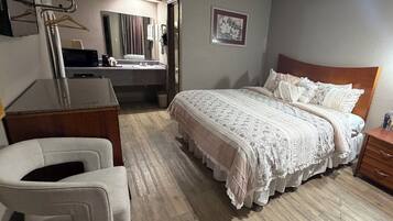 Single Room, 1 King Bed, Non Smoking | Desk, blackout drapes, iron/ironing board, free WiFi