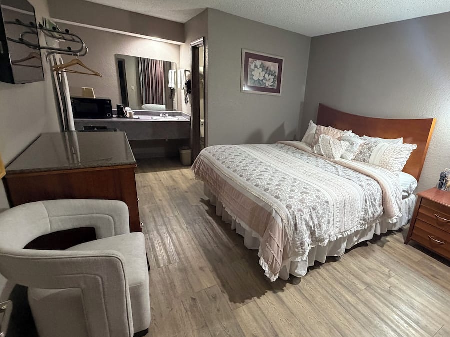 Habitación individual, 1 cama de matrimonio grande, no fumadores | Escritorio, cortinas opacas, tabla de planchar con plancha y wifi gratis