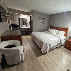 Single Room, 1 King Bed, Non Smoking | Desk, blackout drapes, iron/ironing board, free WiFi