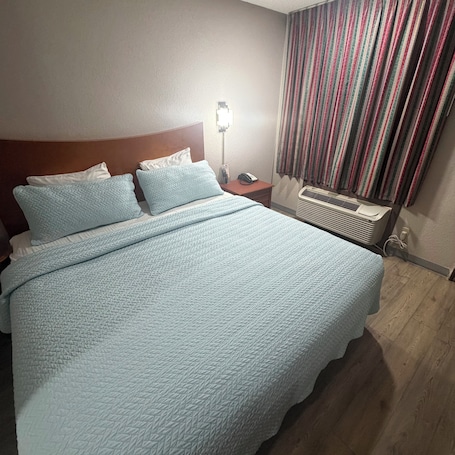 Eenpersoonskamer, 1 kingsize bed, niet-roken | Een bureau, verduisterende gordijnen, een strijkplank/strijkijzer