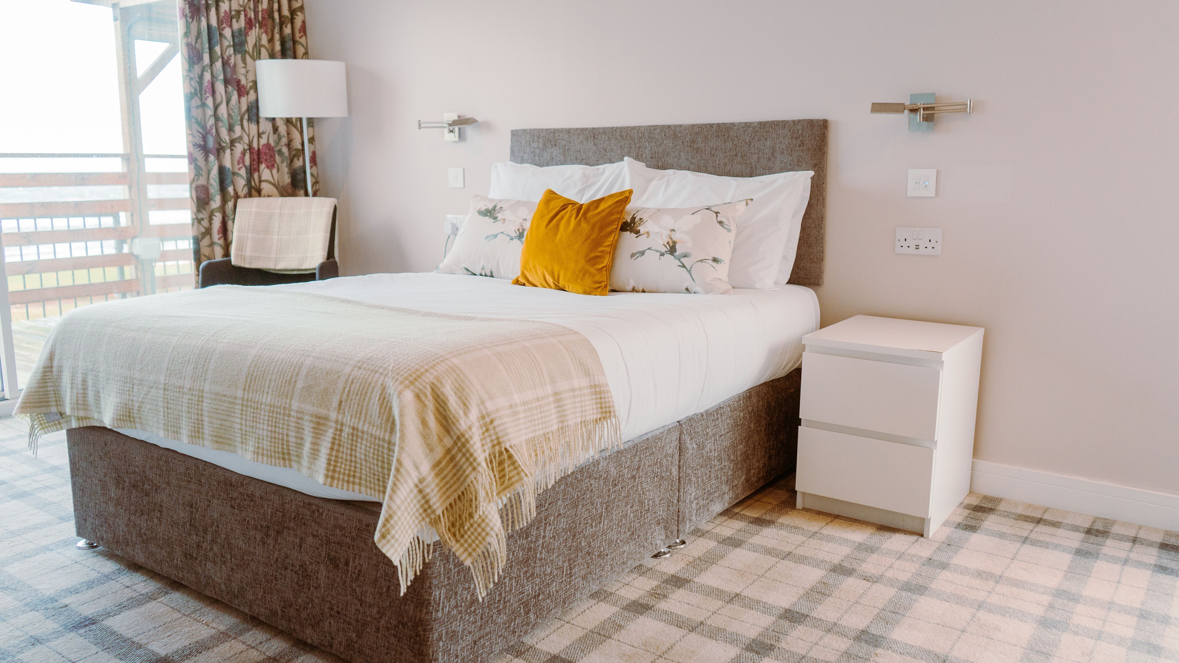 Desk, free WiFi, bed sheets