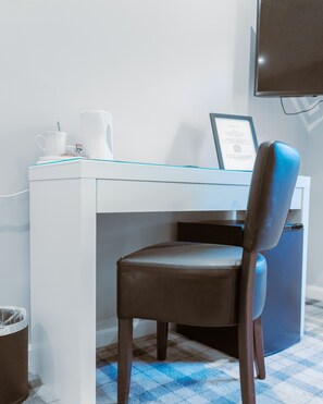 Chambre simple, salle de bain attenante | Bureau, accĂšs au Wi-Fi (inclus), literie fournie