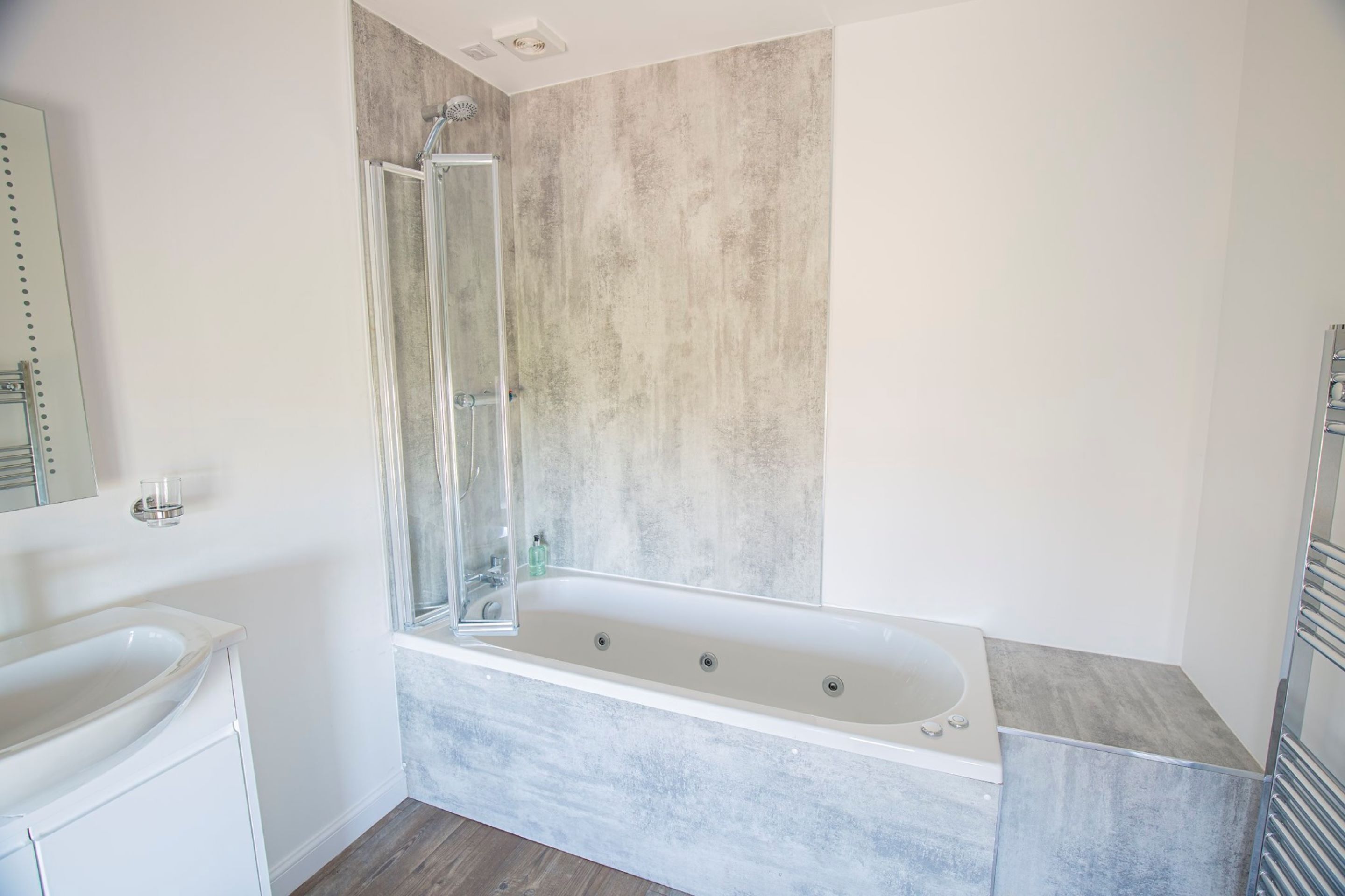 standard double room | bathroom | shower, rainfall showerhead, free toiletries, hair dryer