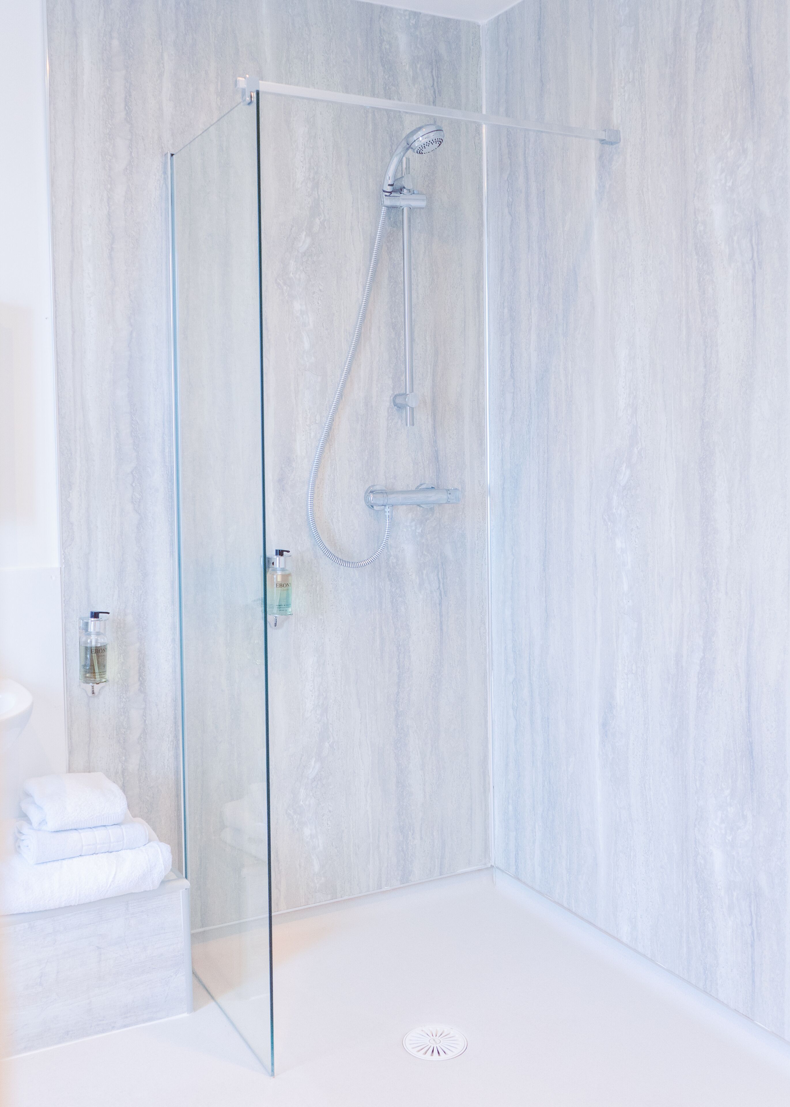 Single Room, Ensuite | Bathroom | Shower, rainfall showerhead, free toiletries, hair dryer
