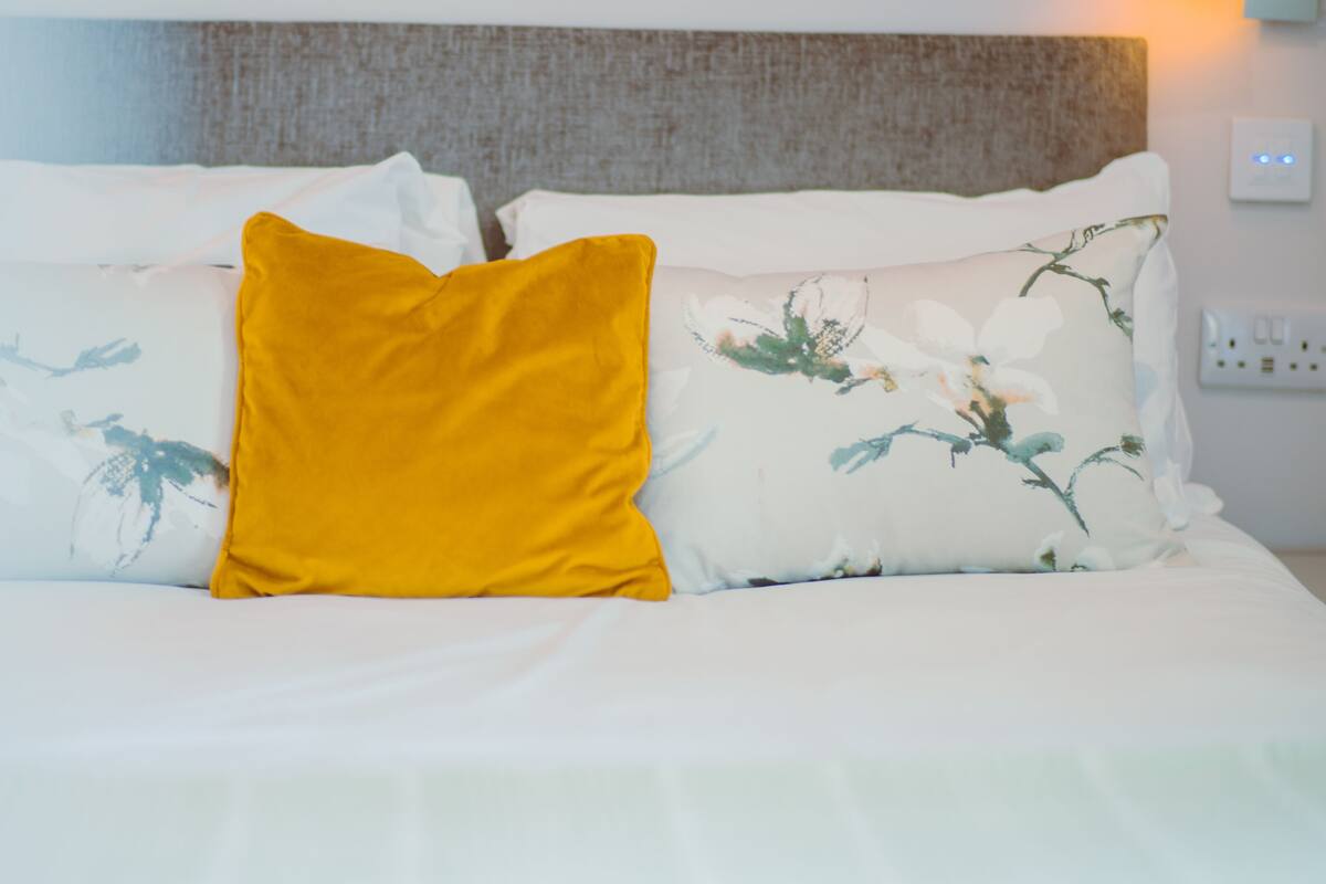 Desk, free WiFi, bed sheets