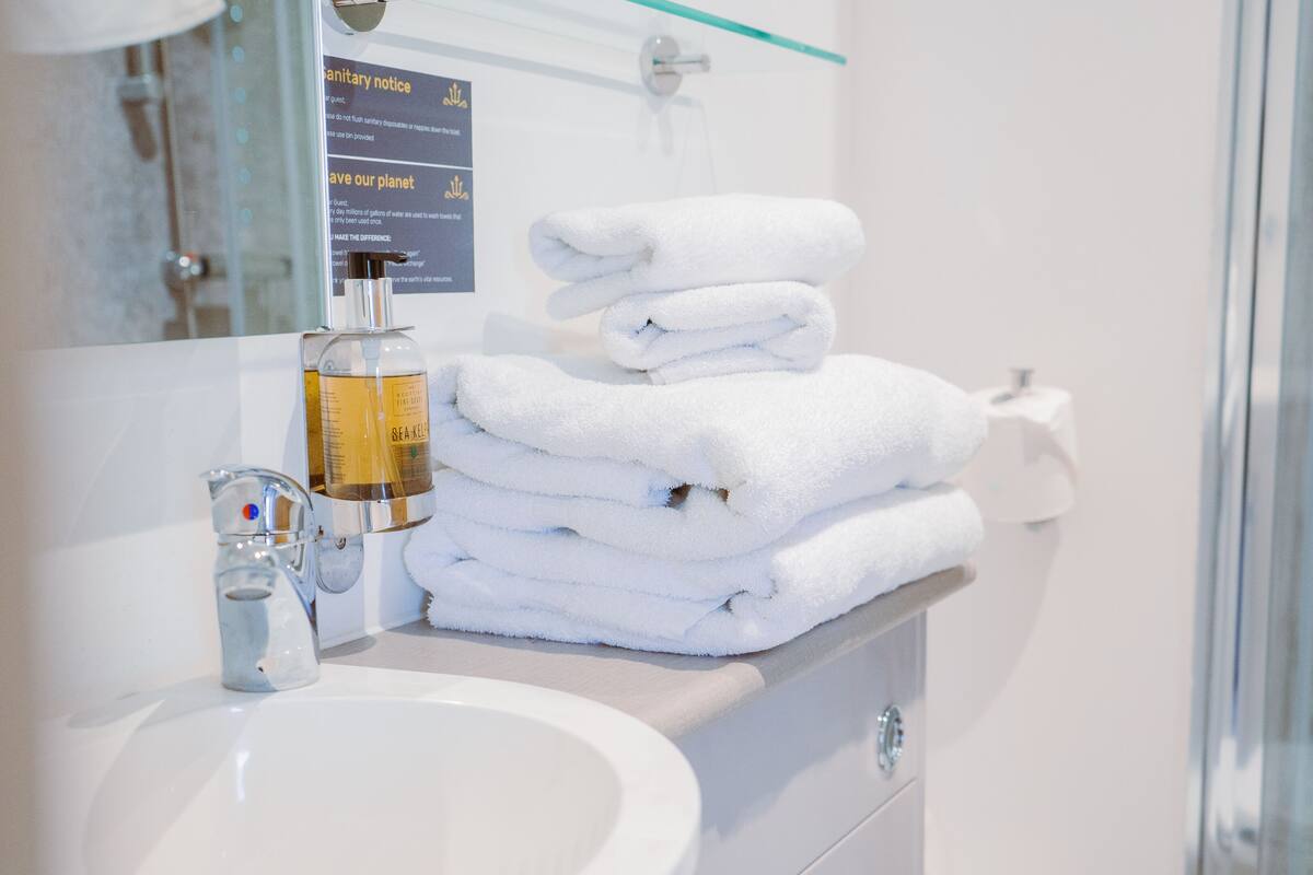 family room, sea view | bathroom | shower, rainfall showerhead, free toiletries, hair dryer