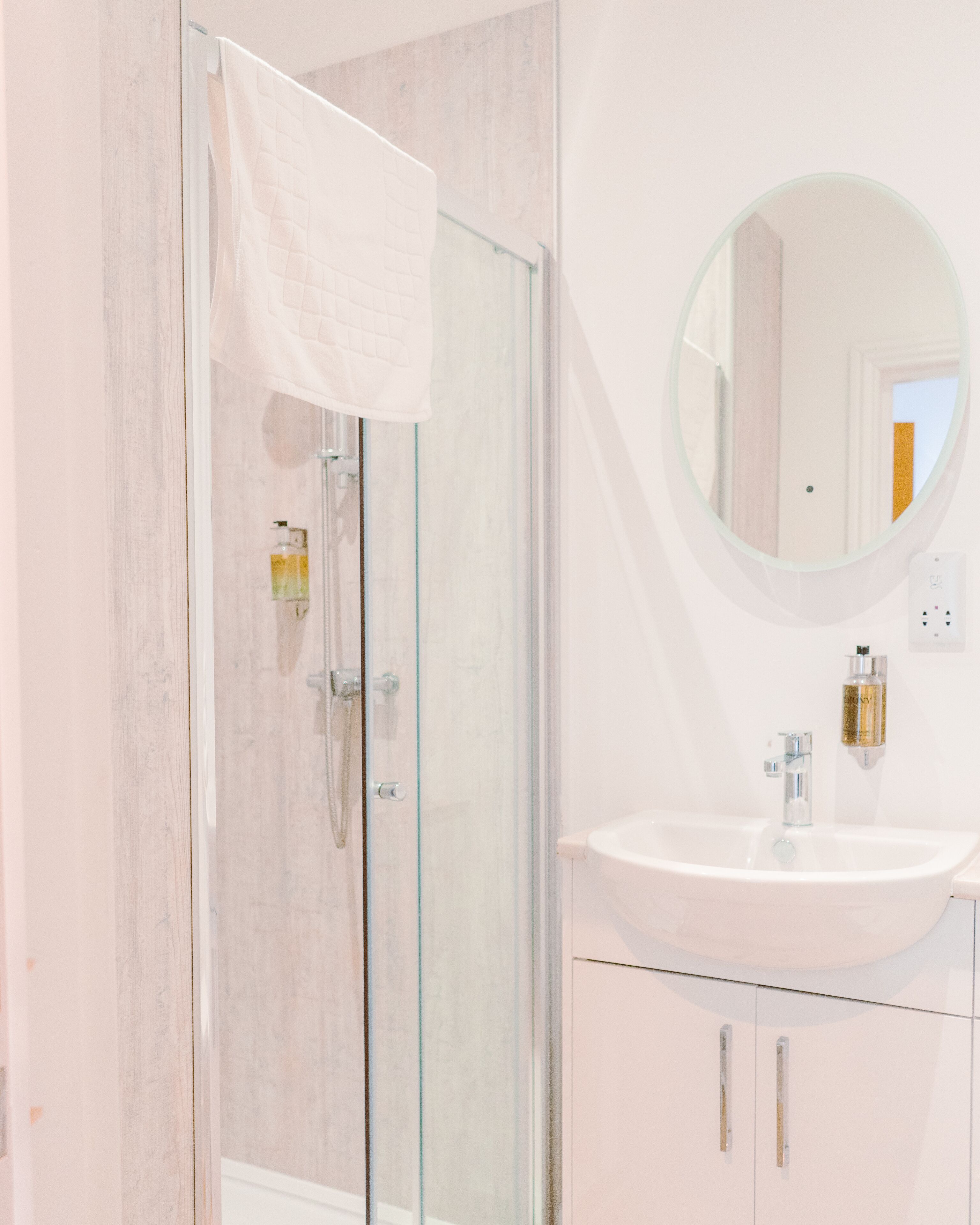 shower, rainfall showerhead, free toiletries, hair dryer