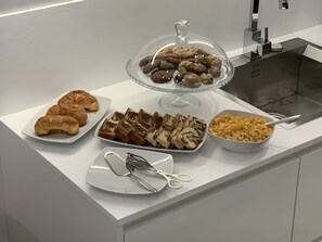 包含每日自助早餐