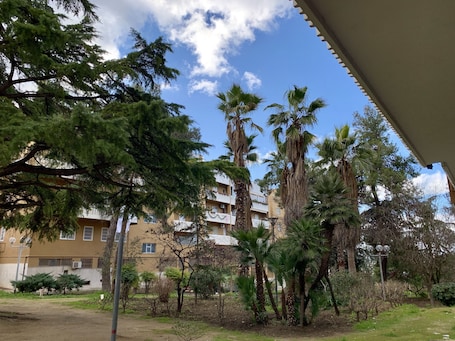 Vista frontal de la propiedad