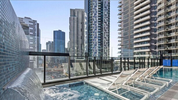 Outdoor pool - Southbank Executive Apartments (Southbank)