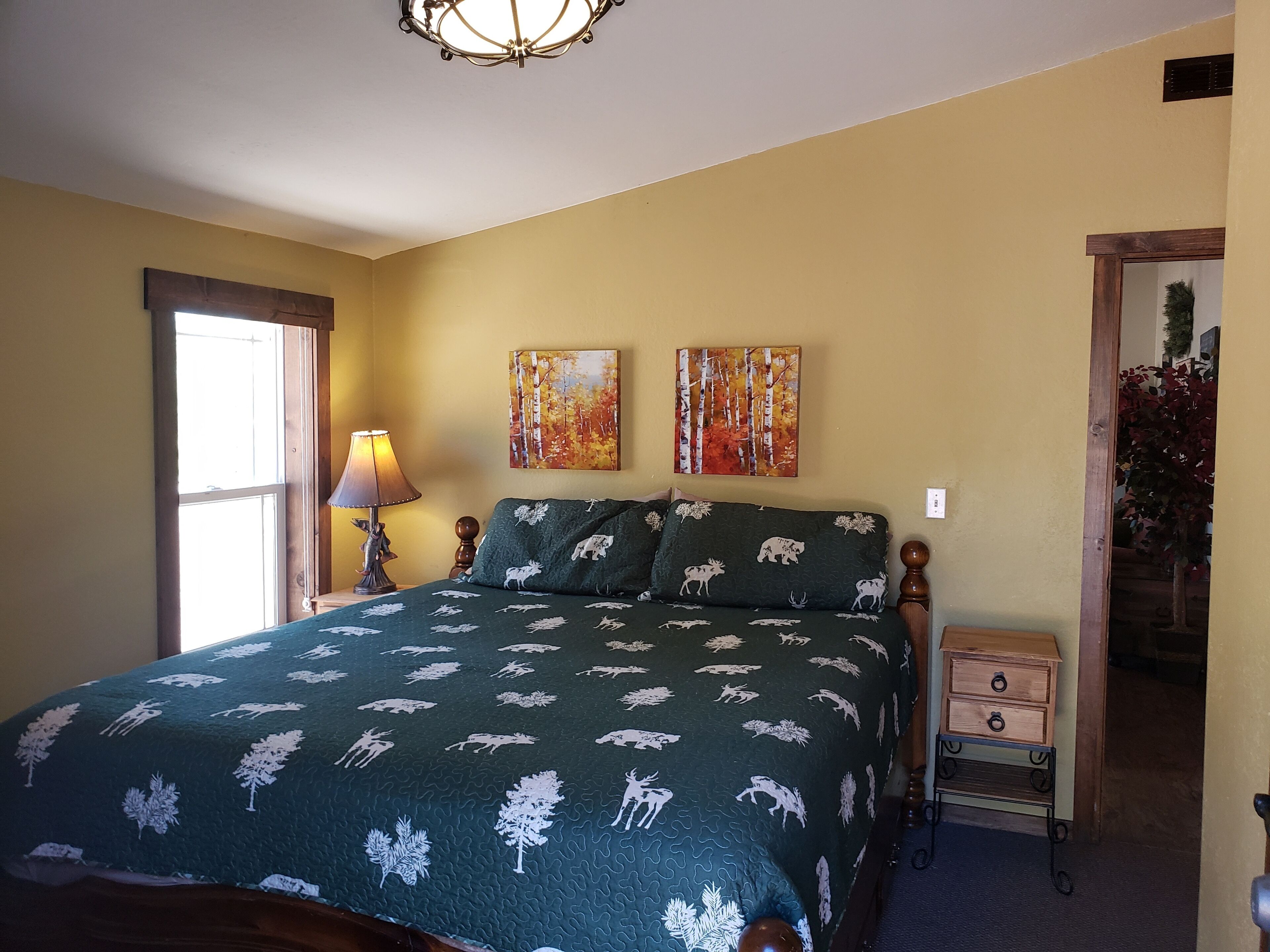 3 bedrooms, desk, iron/ironing board, travel crib