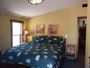 3 bedrooms, desk, iron/ironing board, travel crib