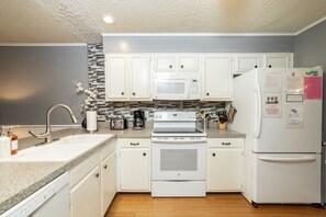 Fridge, microwave, oven, stovetop - Newly Renovated Townhouse in a Great Location. (San Antonio)