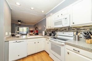 Jääkaappi, mikroaaltouuni, uuni, liesi