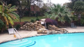 Outdoor pool - Newly Renovated Townhouse in a Great Location. (San Antonio)