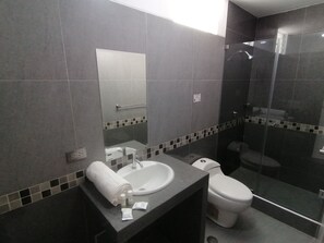 Superior Triple Room, Ensuite, City View | Bathroom | Shower, rainfall showerhead, free toiletries, hair dryer - Tierra del Sol (Moquegua)