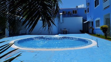 Una piscina al aire libre (de 07:00 a 20:00), sombrillas, tumbonas