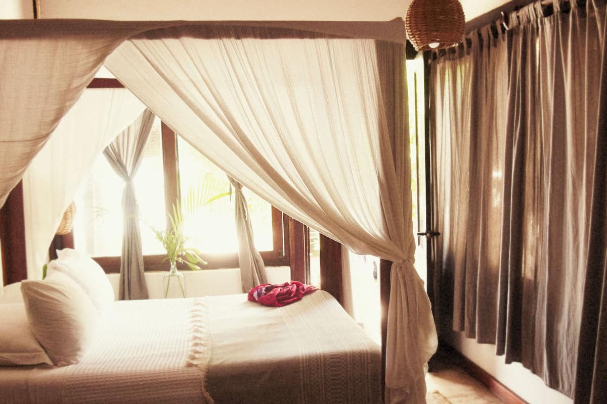 Camera Romantica, 1 letto queen, non fumatori | Lenzuola Frette, biancheria da letto di alta qualità