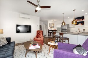 TV connectée, cheminée, Netflix, livres