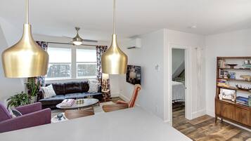 Smart TV, chimenea, Netflix y libros