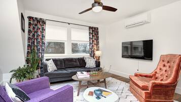 Smart TV, chimenea, Netflix y libros