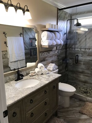 Haartrockner, Handtücher, Shampoo, Toilettenpapier